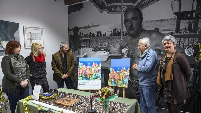 Miembros de la asociación Fernando Quiñones, el concejal Carlos Paradas y el artista Luis Gonzalo, durante la presentación del cartel y la obra anunciadora de la X Ruta Quiñones.