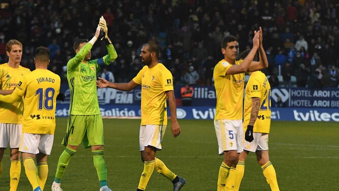 Los jugadores del Cádiz aplauden en El Toralín tras el pitido final.