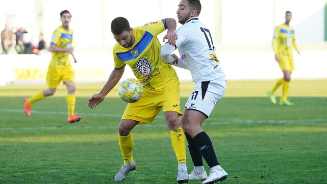 Carlos Cuenca, autor de dos goles, protege el esférico ante un rival.