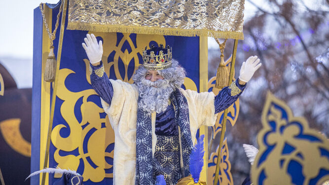 El Rey Melchor –a quien muchos confundieron con Alejandro Sanz– saluda entusiasmado a un público que dejó con el corazón partío.