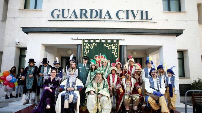 Los Reyes Magos de C&aacute;diz visitan a la Guardia Civil