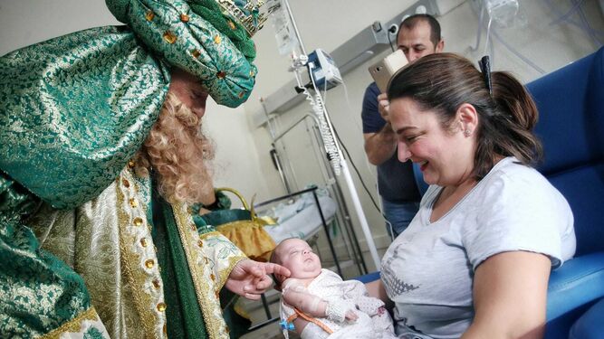 Los Reyes Magos de C&aacute;diz visitan el hospital Puerta del Mar