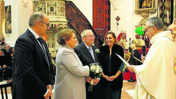 Gianni Campo y Carmen Vallejo, durante la ceremonia religiosa con el padre Pascual Saturio y sus hijos Yolanda y Gianni Campo Vallejo.