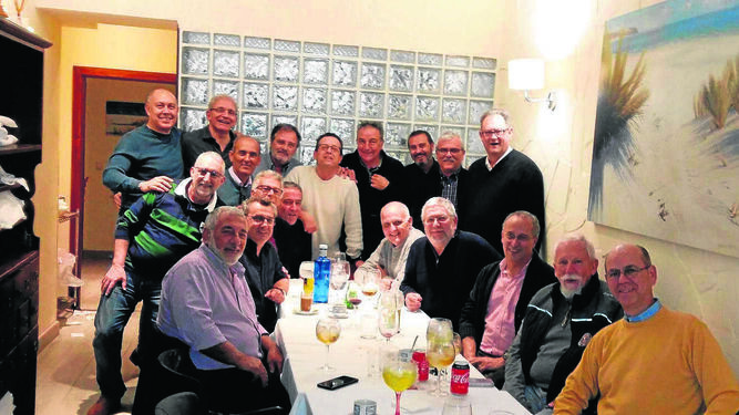 El grupo de antiguos alumnos del colegio de los Salesianos de Cádiz, pertenecientes a la promoción 1979, durante su reunión anual en el restaurante Tracaplaya en el paseo marítimo.