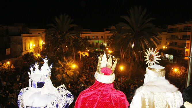Los Reyes Magos, asomados anoche desde el balcón del Ayuntamiento.