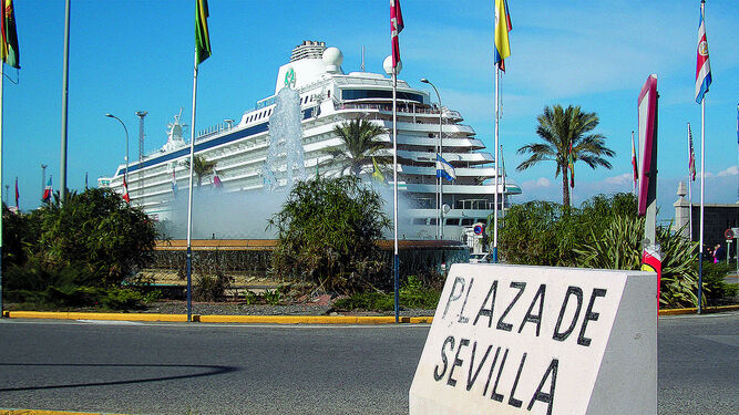 Imagen de archivo de un crucero atracado en el puerto de Cádiz, junto a la plaza de Sevilla