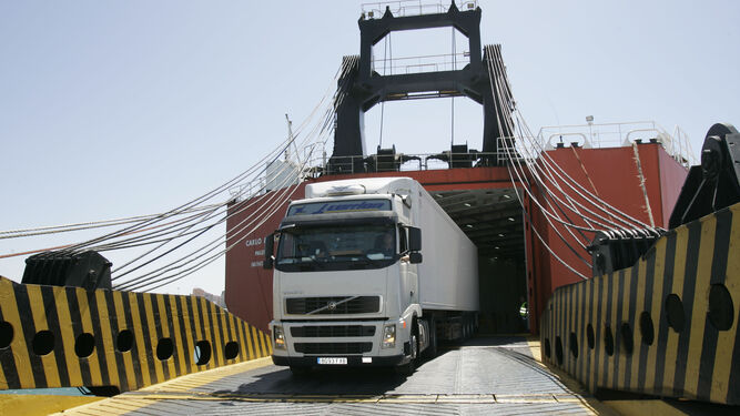 La Junta de Andalucía planteará una fórmula rápida de entrada para camiones que transporten frutas y hortalizas al Reino Unido, denominada "Fast Track".