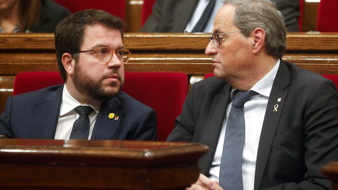 Pere Aragonès (izquierda) y Quim Torra, durante el Pleno extraordinario del pasado sábado en el 'Parlament'.
