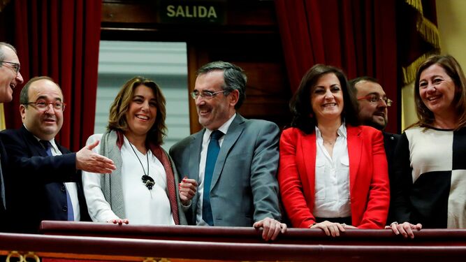 Susana Díaz, en el Congreso junto a Manuel Cruz, ex presidente del Senado, y los líderes socialistas de Cataluña, La Rioja y Baleares.