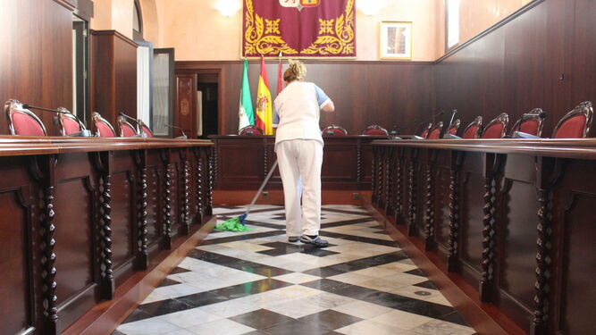 Una de las trabajadoras del servicio de limpieza, en el salón de plenos