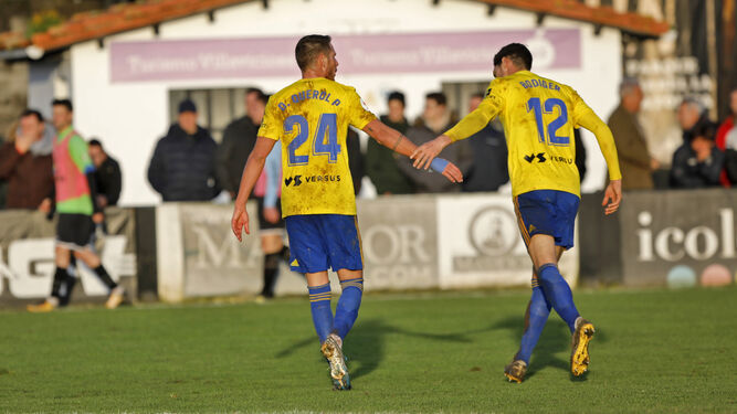 David Querol y Yann Bodiger, durante el partido de Copa disputado en la localidad asturiana de Villaviciosa ante el Lealtad.