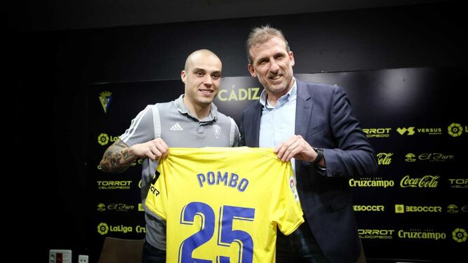 Pombo y Arias sostienen la nueva camiseta del delantero aragonés.