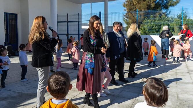 La alcaldesa, Patricia Cavada, durante la visita que ha realizado al colegio Servando Camúñez.