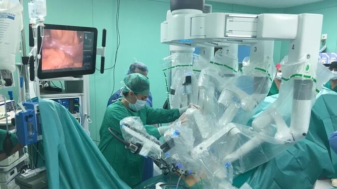 Una intervención quirúrgica en el hospital gaditano con el uso del robot Da Vinci.