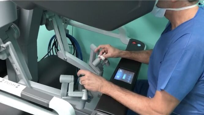 Un profesional manejando la consola del robot Da Vinci en una intervención quirúrgica.