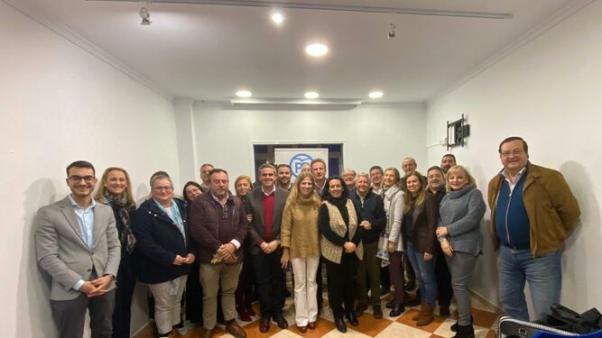 Foto de grupo de Ascensión Hita con compañeros de partido tras ser elegida presidenta de los populares en Chiclana.
