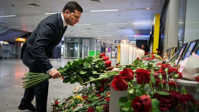 El presidente ucraniano, Vladimir Zelenski, homenajea a las víctimas del avión estrellado cerca de Teherán.