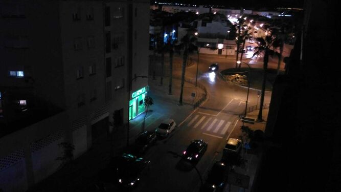Imagen de una de las calles de Camposoto a oscuras.