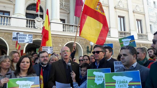 Agustín Rosety durante la lectura del manifiesto frente al Ayuntamiento de Cádiz.