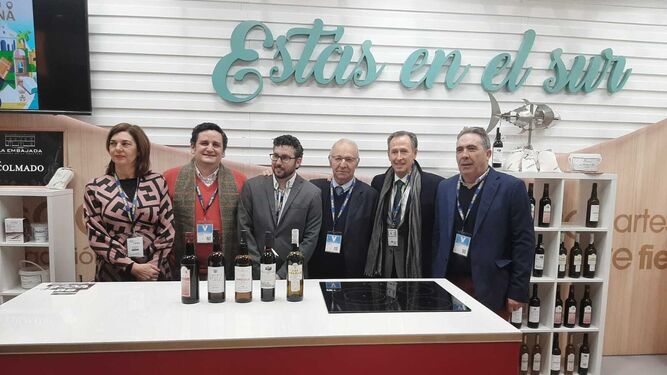El alcalde y la edil de Turismo Pepa Vela con representantes del sector bodeguero de Chiclana.