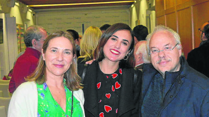 Lourdes Acosta, Lola Cazalilla y José Vicente Barcia, durante la presentación en la Fundación Cajasol.