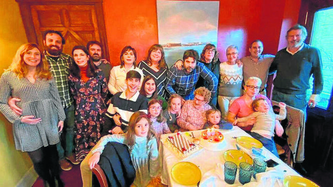 La anfitriona Rafaela Castillo, con cuatro generaciones de su familia, durante la celebración en el Restaurante El Aljibe.
