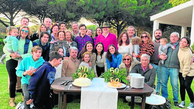 La familia Guilloto Ramos, rodeado de todos los familiares durante la celebración de los cumpleaños del patriarca y del benjamín de la familia, en la urbanización de Cabo Roche.