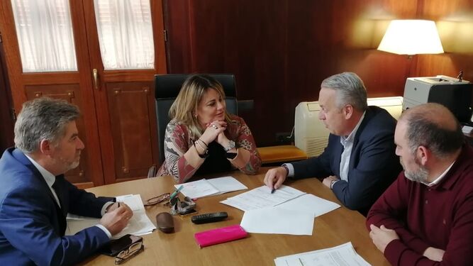 Encuentro entre la alcaldesa, Elena Amaya, y el diputado Ruiz Boix en Puerto Real