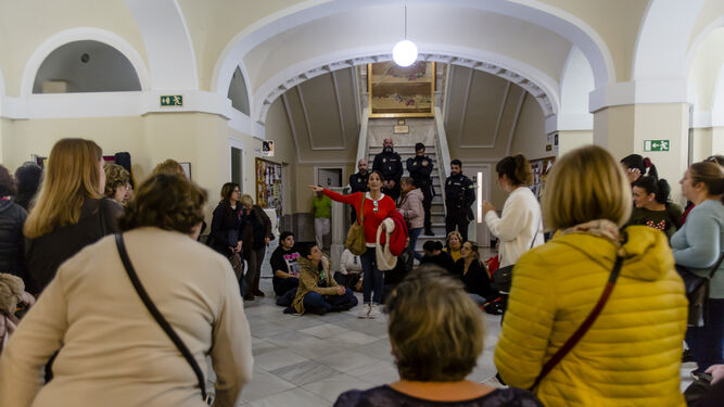 Una asamblea de las trabajadoras de limpieza municipal en el Ayuntamiento de Cádiz por el retraso en la pago de sus nóminas el pasado mes de enero.