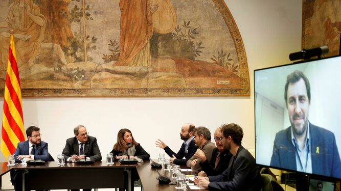 Aragonès y Torra (izquierda), con el ex 'conseller' Comín por videoconferencia, en la reunión de ayer para preparar las propuestas secesionistas al Gobierno.