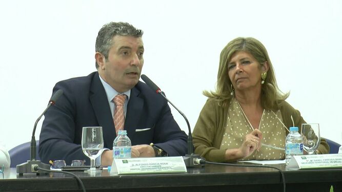 Alfonso García junto a la delegada de Salud, Isabel Paredes
