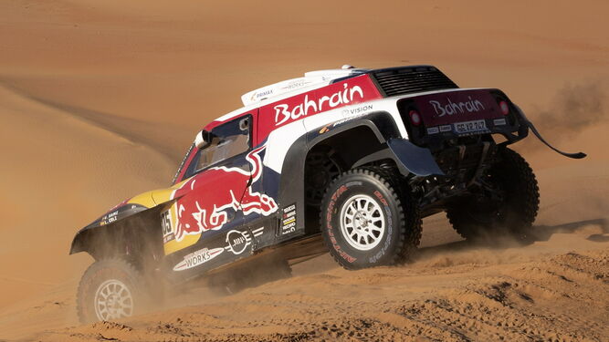 El mini de Carlos Sainz, sobre una duna.