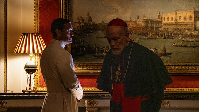 Jude Law y John Malkovich en 'The New Pope'