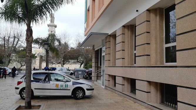Imagen de uno de los coches de la Policía Autonómica aparcado a las puertas del edificio de la sede principal del Gobierno andaluz en Cádiz.