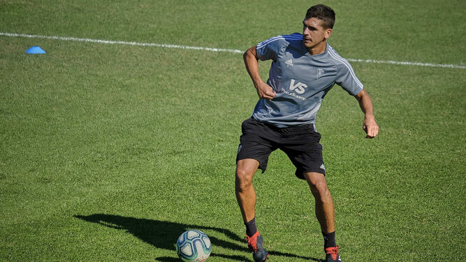 Garrido, con el balón en un entrenamiento.
