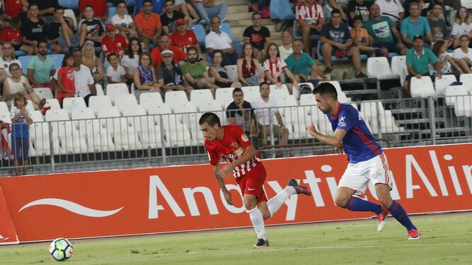 Gaspar Panadero corre detrás del balón durante un partido con el Almería.