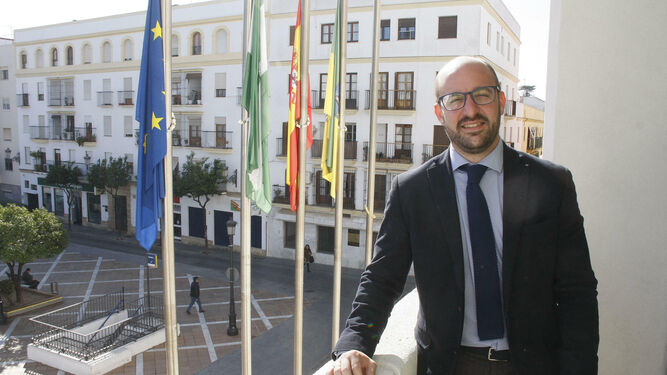 El alcalde de El Puerto, Germán Beardo, posando en el balcón del Ayuntamiento.