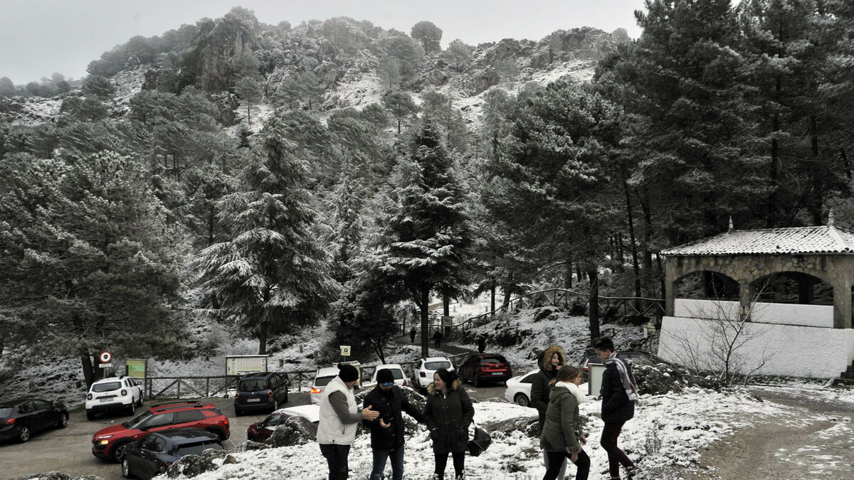 Un grupo de personas disfrutando de las primeras nieves en Grazalema