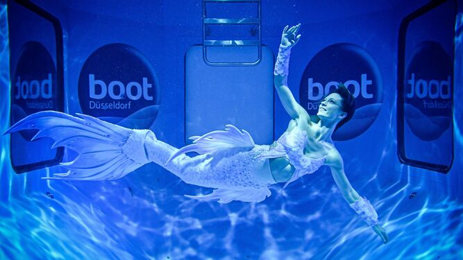 Una mujer vestida de sirena actúa durante el salón Boot  Düsseldorf  en  Alemania.