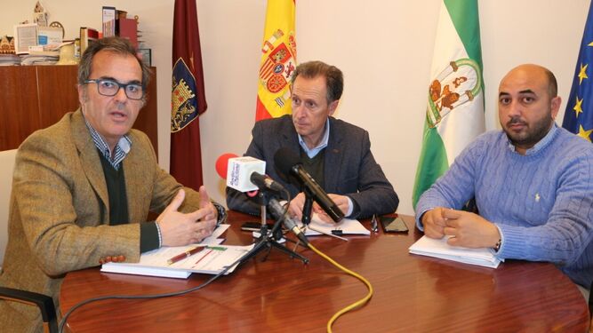 Carlos Romero (Izquierda) con José María Román y Adrián Sánchez durante el encuentro en la Alcaldía.