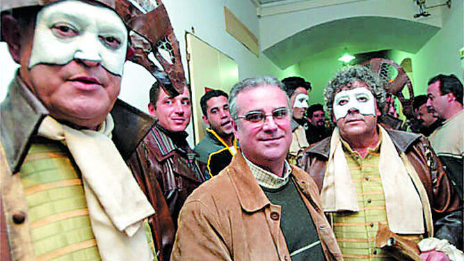 Manuel Albaiceta, rodeado de miembros de Los Majaras, en una foto retrospectiva en El Falla.