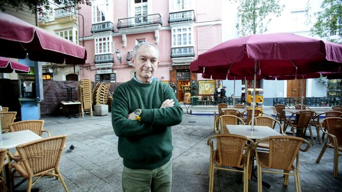 Emilio Sancho, uno de los hosteleros que verá reducida a la mitad sus terrazas en la Plaza Mina.