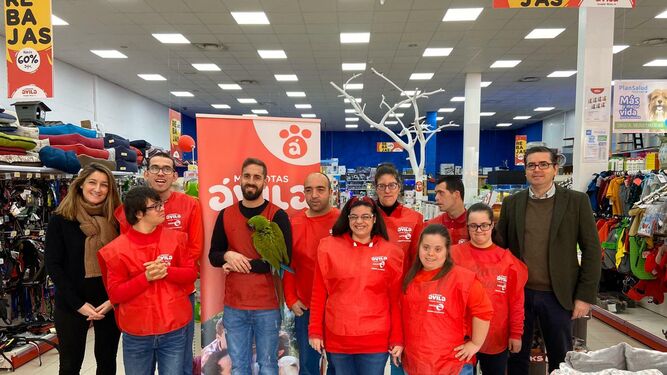 Foto de grupo de los alumnos con responsables de la tienda Mascotas Ávila Animales Felices.
