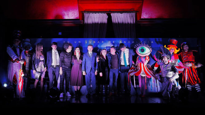 Foto final de la presentación en el Teatro Real, con los organizadores del festival y los responsables de las instituciones públicas.