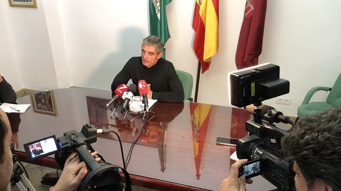 El alcalde de Arcos dando cuenta de los acuerdos de la Junta de Gobierno.