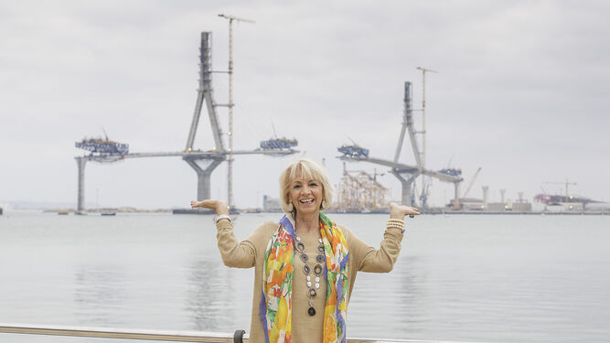 La ex alcaldesa de Cádiz, Teófila Martínez (PP), con el segundo puente de fondo.