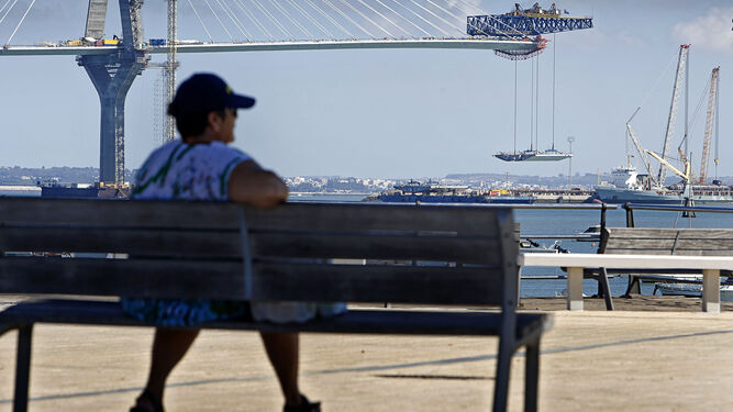 Un vecino de Cádiz sigue de cerca la construcción del segundo puente sobre la Bahía de Cádiz