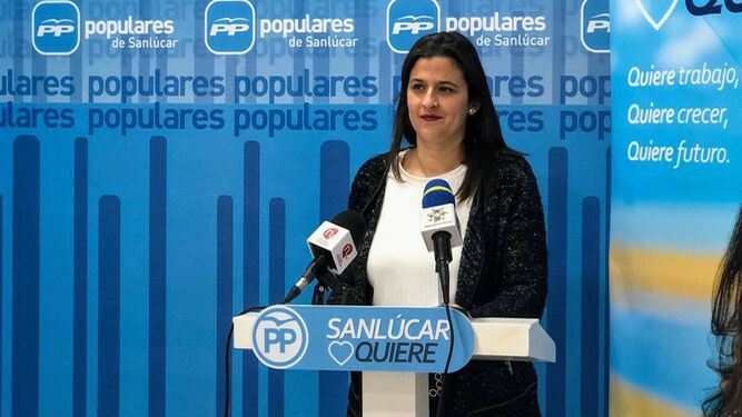 La portavoz del PP, Carmen Pérez, informando de la propuesta que llevará al próximo pleno ordinario del Ayuntamiento.
