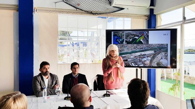 La presidenta de la Autoridad Portuaria, Teófila Martínez, durante la presentación del proyecto en los terrenos junto al río Guadalete.