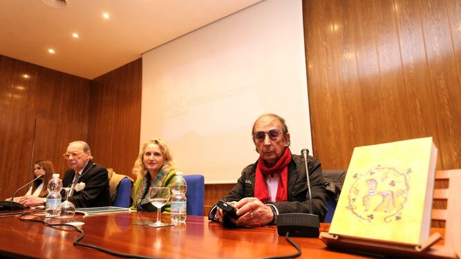Ruiz Mata junto a Lola Campos y Luis Suárez en la presentación de su libro 'La Bahía gaditana en el origen de Occidente'.